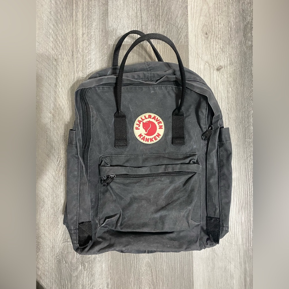 Black Fjallraven Kanken Regular Size